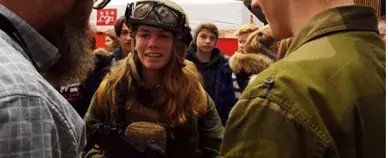 Ungdom som tester forsvarsutstyr