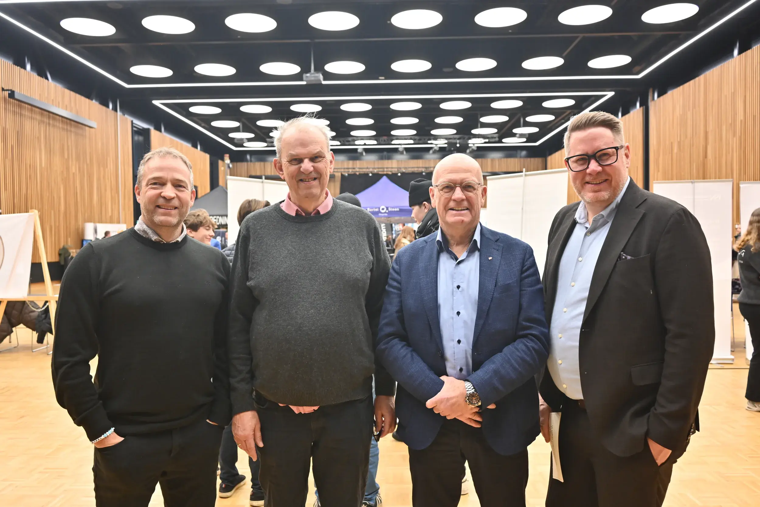 Ungdom prøver maskiner og simulatorer
