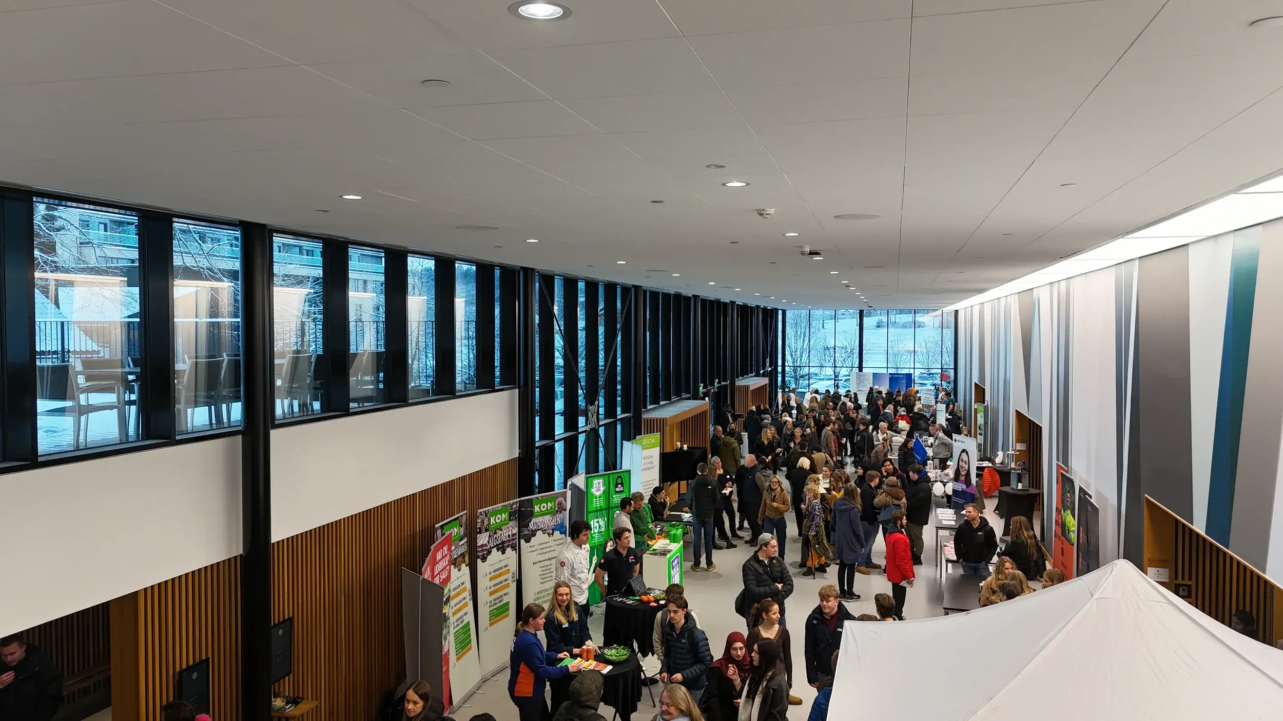 Besøkende og stands i Sundvolden Hall