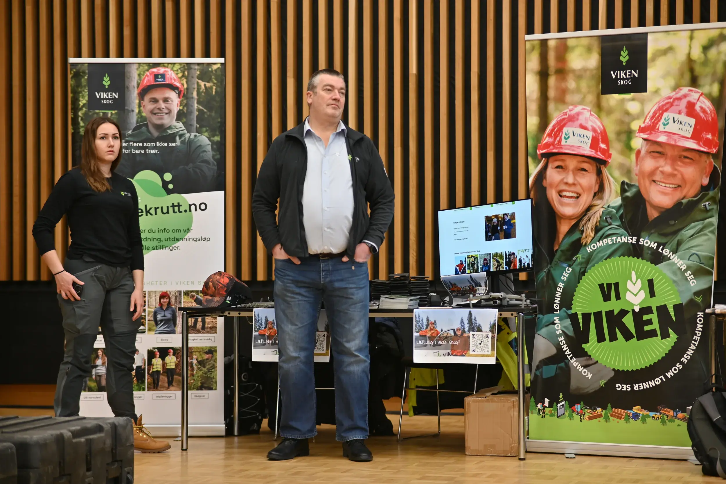 Elever som utforsker stands i flokk